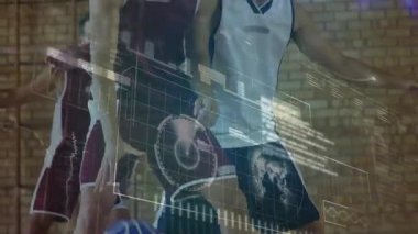 Kırmızı oyuncu defanstan kaçarken kamera spor verilerini geri çekiyor. Atletizm, takım çalışması, rekabet, dijital entegrasyon, spor analitiği, eğitim, hareket