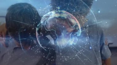 Öğrenciler laboratuvar masasının etrafında titreşimleri gruplandırıyor ve hologram Dünya 'yı veri çizgileri ve sayılarla inceliyorlar. İşbirliği, eğitim, teknoloji, etkileşimli, gelecek, öğrenciler, yenilik