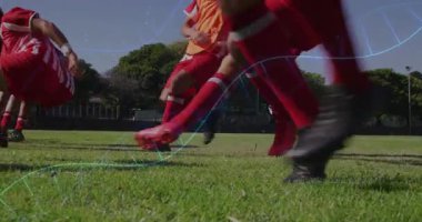 Oyuncular topa doğru koşuyor ve top yakalama hareketini spor antrenmanı sırasında başlatıyorlar. Sporcular, takım çalışması, aksiyon, açık hava, spor, rekabet, hareket