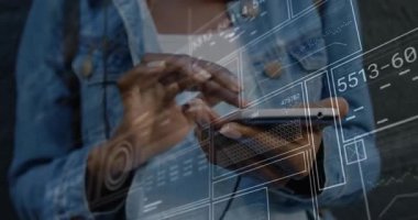 Akıllı telefon dinleyici ekranı tutan kadın teknoloji demosunda veri panellerinin telefonun üzerinden kaymasına neden oluyor. Futuristik, dijital, teknoloji, arayüz, yenilik, profesyonel, gösterişli