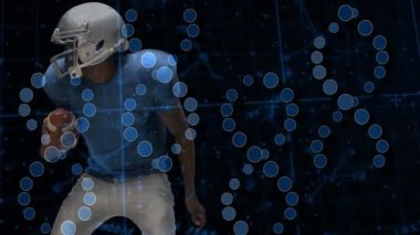 Futbolcu sanal ızgarada açılışı tarıyor, atımlı kod sarmalı ile savunucuya hazırlanıyor. Atletik, strateji, teknoloji, hareket, rekabet, fütüristik, dijital