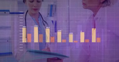 Doktor hasta dosya sayfalarını çeviriyor. Animasyon bar çizelgelerini tetikliyor. Tıbbi eğilimleri gösteren çizgiler. Tıbbi, analitik, profesyonel, danışma, veri, görselleştirme, sağlık