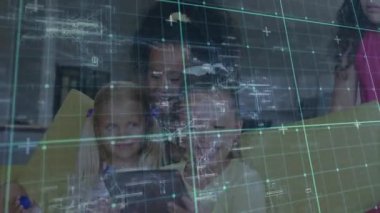 Dört kız sarı kanepede tableti tıklatıp çalarken hologram şebekesi öğrenmeye yardımcı oluyor. İşbirliği, arkadaşlık, teknoloji, yenilik, çocukluk, eğlence, eğitim