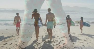 Beş sörfçüden oluşan bir grup sahile çıkıyor ve spor için sörf tahtası taşıyan dalgalara doğru yürüyor. Sahil, macera, eğlence, açık hava, yaşam tarzı, canlı, arkadaşlık.