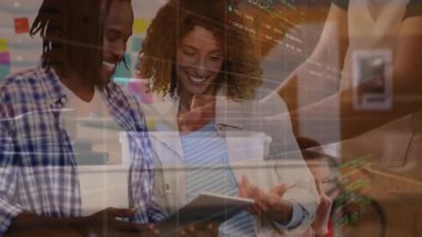 Kahve fincanı ve tablet teknolojisi ekibini grafikleri gözden geçirip anlayışları kutluyoruz. İşbirliği, takım çalışması, modernite, veri analizi, dijital çizelgeler, beyin fırtınası, iş birliği