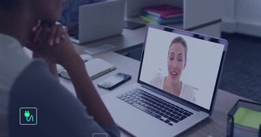 Dizüstü bilgisayarlı midadult kadın enerji finans simgelerini izleyerek iş görüşmesi başlatılıyor. Profesyonel, işbirliği, dijital, yenilik, çevre dostu, iletişim, modern