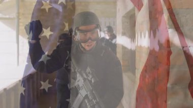 Operatör, verandada tüfek taraması yapıyor. Güvenlik bayrağında V-jesti sinyali veriyor. Taktik, güvenlik, takım çalışması, gözetleme, keşif, alarm, iletişim