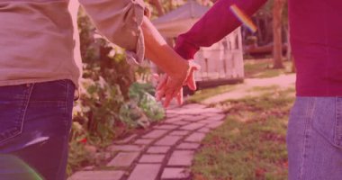 Pazarlama çift yürüyüş yolunu gösteriyor. Bileklerini tokaya çeviriyor. Çardağa kalp grafikleri ekliyor. Romantizm, bağlantı, arkadaşlık, açık hava, eğlence, şefkat, yaşam tarzı