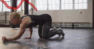 Diz çökmüş bir kadın ön kol tahtasına kayıyor kırmızı grafik izleme ölçümlerini başlatıyor. Zindelik, çekirdek, güç, dayanıklılık, sağlık, eğitim, performans