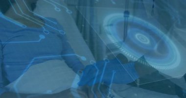 Sağlık hizmeti sağlayıcısı IV sensörü takıyor ve holografik UI halkalarıyla serum akışını düzenliyor. Tıbbi, sağlık, yenilik, teknoloji, kesinlik, tanı, klinik