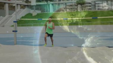 Sporcu pistte sprint 'e başlıyor, tahta dikiyor ve spor olsun diye bar temizliyor. Spor, fitness, antrenman, rekabet, çeviklik, hareket, açık hava