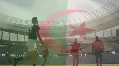 Rugby bahriyeli futbolcu ragbi topuna koşuyor, defans oyuncuları top çalma yarışına giriyor. Sporcular, spor, aksiyon, dinamik, stadyum, yarışma, takım çalışması