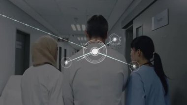 Tıbbi ekip, çıkış işaretine doğru yürüyüş koridorunda dijital düğüm yumurtlama ağı ile buluşuyor. Sağlık, işbirliği, dijital bağlantı, profesyonel, hastane, teknoloji, yenilik