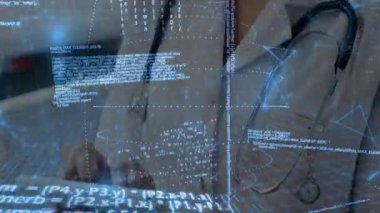 Doktor tableti tıklatıyor ve tıbbi verilere erişmek için holografik kodu yüklüyor. Gelecek, teknoloji, sağlık, dijital, profesyonel, yenilik, arayüz