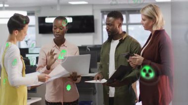 Sürdürülebilirlik ölçümleri ve dizüstü bilgisayarı çalıştıran bir kadın, yeşil simgeler etrafında işbirliği yapan bir ekip. İşbirliği, takım çalışması, yenilik, strateji, dijital, modern, çevre