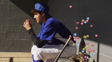 Beyzbol oyuncusu kafasını kaldırıyor ve topu alıyor, emoji reaksiyonları akarken odaklanmak için yuvarlanıyor. Sporcu, spor, eğlence, dijital, duygusal, kararlılık, eğitim