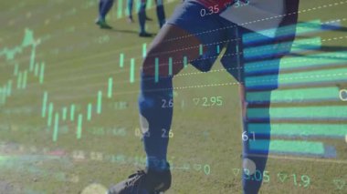 Kamera geri çekilirken futbolcunun topu dengelediğini gösteriyor. Finansal grafikler metrik gösteriyor. Spor, takım çalışması, analiz, performans, rekabet, aktivite, açık hava