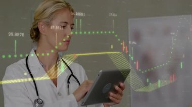 Kadın doktor tableti tıklatıyor ve holografik yeşil sağlık tablolarını kaydırıyor, hasta verilerini analiz ediyor. Teknoloji, sağlık, veri görselleştirme, teşhis, yenilik, profesyonellik, dijital