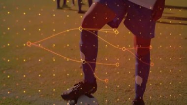 Dişi futbolcu topun dengesini sağlıyor. İleri kayıyor. Animasyon verilerini etkinleştiriyor. Atletik, takım çalışması, dijital, eğitim, spor, işbirliği, teknoloji