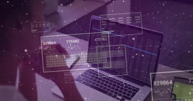 Telefonları dinleyen ve bilgisayarları güncelleyen bir kadın. Analiz için mali tabloları hazır. İş kadını, teknoloji, üretkenlik, dijital, analitik, çalışma alanı, modern