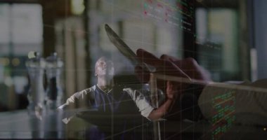 Jersey 'deki adam, silah ayarlarken tavan arasında kaybolan tablet finansal tablolara tepki veriyor. Teknoloji, finans, modern, girişimci, yenilik, analitik, çalışma alanı