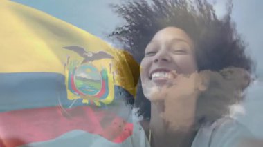 Ekvador bayrağı, seyahat vlogger selfie 'sini başlatarak kıyı manzarasını gururla sunuyor. Vatanseverlik, açık hava, canlı, manzara, mutluluk, boş zaman, macera