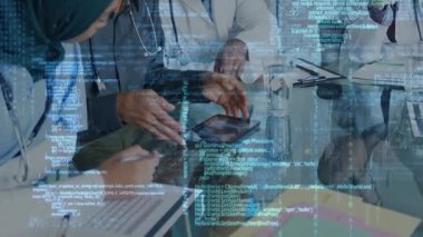 Sağlık ekibi, X-ray taramalarını kod kaplamalarıyla gösteren tableti tıklatarak tanı koyuyor. Tıp uzmanları, işbirliği, dijital sağlık, teşhis, klinik takım çalışması, sağlık hizmetleri teknolojisi, hastane düzeni