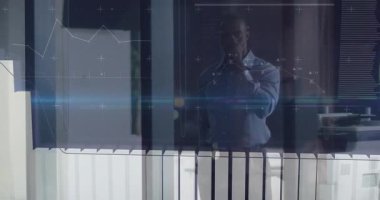 İşadamı, yükselen 3D bar grafiği ve finans grafiği ile camın arkasında duruşunu değiştiriyor. Profesyonel, analitik, fütüristik, veri görselleştirme, kurumsal, yenilik, teknoloji