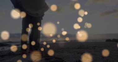 Bokeh sürükleniyor, kadın şalı sarıyor ve erkek dalgaların üzerinde dönen kadını kaldırıyor pazarlama yapıyor. Romantizm, samimiyet, bağlantı, dinginlik, zarafet, doğa, açık hava