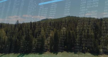 Üçüncü saniyede, hata hatlarını tararken orman tepe örtüsü ve göl üzerinde kaybolan dijital kaplama. Orman, manzara, doğa, teknoloji, veri, dijital, hava