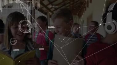 Sarı not defterini çeken kız okul koridorunda ders çalışan sınıf arkadaşlarını dijital ortamda birleştiriyor. Sınıf arkadaşları, eğitim, e-öğrenme, teknoloji, yenilik, işbirliği, gençlik