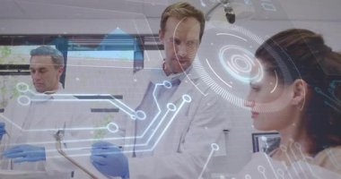 Pratisyen dişçi seçerken dijital kaplama işlevini ve hasta gözlemlemesini gösteriyor. Tıbbi, teknoloji, dişçilik, profesyonellik, muayene, görselleştirme, klinik