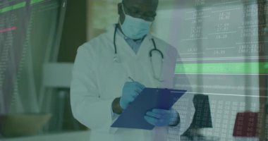 Kıdemli doktor veri güvenliği için şifreleme grafiklerini dolduran notlar yazıyor. Profesyonel, teknoloji, siber güvenlik, sağlık, dijital, yenilik, modern
