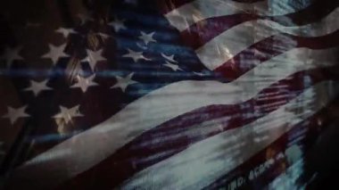 ABD bayrağı dalgalanırken kod hatları güçlü dijital ulusu temsil etmek için kayıyor. Vatansever, teknoloji, dijital, yenilik, siber, ulusal, gelecekçi