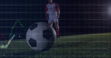 Veri tabloları, bir oyuncu olarak sahada öne çıkıp, spor analizlerini göstererek topa vuruyor. Sporcu, spor, görselleştirme, dijital, rekabet, açık hava, modern