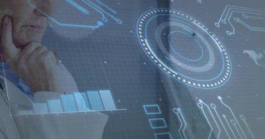 Çenesini tuttuktan sonra, kıdemli erkek doktor şeffaf HUD taraması yaptı, tanı için çubuk grafiklerini analiz etti. Tıbbi, teknoloji, fütüristik, analiz, yenilik, sağlık, dijital