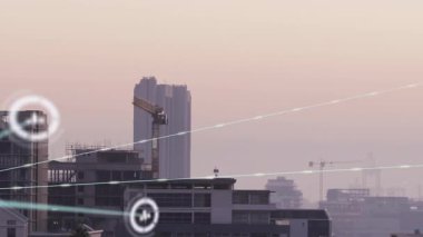 Yükselen gökdelenler, yükselen ufuk çizgisi, solan dünya simgesi, genişleyen veri düğümlerini birbirine bağlayan çizgiler. Kentsel, ufuk çizgisi, bağlantı, teknoloji, dijital, altyapı, geliştirme