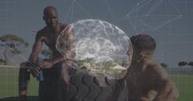 Spor partnerleri lastik egzersizlerini bitiriyor, mavi su içiyor ve şeffaf üç boyutlu beyin kaplaması gösteriyor. Sporcular, işbirliği, dijital, spor, sağlık, motivasyon, açık hava