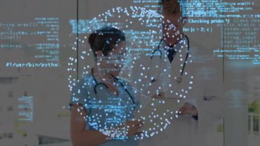 Cam duvar tıkırtısı tabletindeki doktora yaklaşan hemşire teşhis için hastanın verilerini örtüyor. Tıbbi, işbirliği, teknoloji, yenilik, profesyonellik, sağlık, dijital