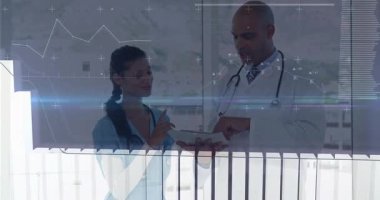 Hemşire tıkırtısı tablet ekranı doktor izleme verileri etrafında dalgalanan animasyon çizelgelerini tetikliyor. Tıbbi, işbirliği, veri analizi, dijital sağlık, profesyonel, modern, yenilik