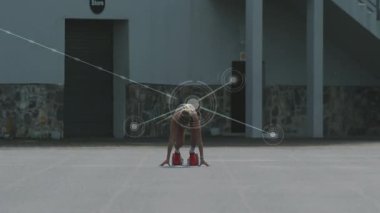 Kırmızı bloklardan fırlatılan hızlı kadın koşucu teknoloji gelişimini gösteren bir ağ oluşturdu. Performans, yenilik, hız, bağlantı, teknoloji, atletizm, ileri