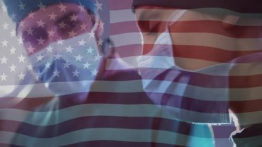 Cerrahlar ameliyat ışıkları altında operasyona başlıyor ve hareketli ABD bayrağını dalgalandırıyorlar. Tıp uzmanları, sağlık hizmetleri, takım çalışması, vatanseverlik, klinik, direnç, hastane