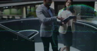Yürüyen merdivene yaklaşan iş arkadaşları portföyü açıyorlar ve veri örtülü sayfaları gözden geçiriyorlar. Profesyonel, kurumsal, modern, mimari, işbirliği, yenilik, ağ