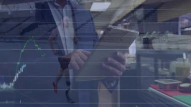 Mutfak müdürü spor ölçümlerini analiz eden tableti tıklatırken sprinter hızla koşuyor. Atletizm, analitik, ticaret, teknoloji, takım çalışması, performans, yenilik