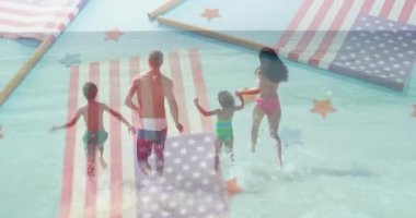 Aile yaz seyahati için el ele tutuşup bayrak altında sörf yapıyor. Aile, sahil, deniz, eğlence, oyuncu, açık hava, canlı