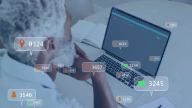 Teknik müteahhit kod düzenleyicisi, veri kartlarının çoğalıp laptopun etrafında kayboluşunu izliyor. Teknoloji, veri, analitik, dijital, akıllı, yenilik, konsantrasyon