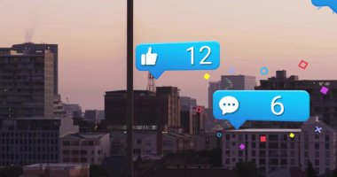 Mavi başparmaklı bir saniye, yorum simgeleri alacakaranlıkta şehir silueti üzerinde yüzüyor, sayıları güncelliyor. Kentsel, ufuk çizgisi, dijital, yenilik, canlı, modern, bağlantı