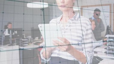 İşletme ofisinde tablet ekranını tıklatan yetişkin bir kadın kılavuz veri incelemesini örtüyor. Teknoloji, işbirliği, modern çalışma alanı, profesyonel, dijital, verimlilik