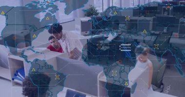 Ofiste yazı yazan iş arkadaşları animasyon küresel veri görselleştirmesi başlatıyorlar iş görüşlerini artırıyorlar. İşbirliği, takım çalışması, modern, teknoloji, analitik, iş, dijital