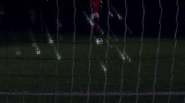 Futbolcu, spor analitiği ikili kaplamasının ortasında topa tekme atarak kaleye gol atıyor. Atletik, dijital, stadyum, fütüristik, rekabetçi, hareket, teknoloji